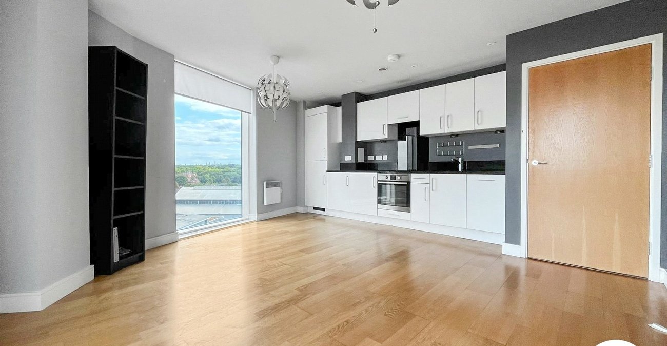 2 bedroom property to rent in Dock Head Road | Robinson Michael & Jackson