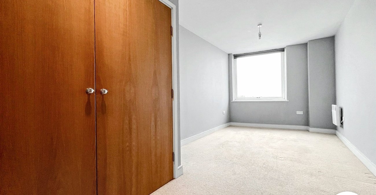 2 bedroom property to rent in Dock Head Road | Robinson Michael & Jackson