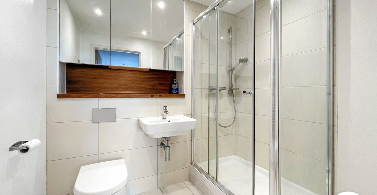 2 bedroom property to rent in Dock Head Road | Robinson Michael & Jackson
