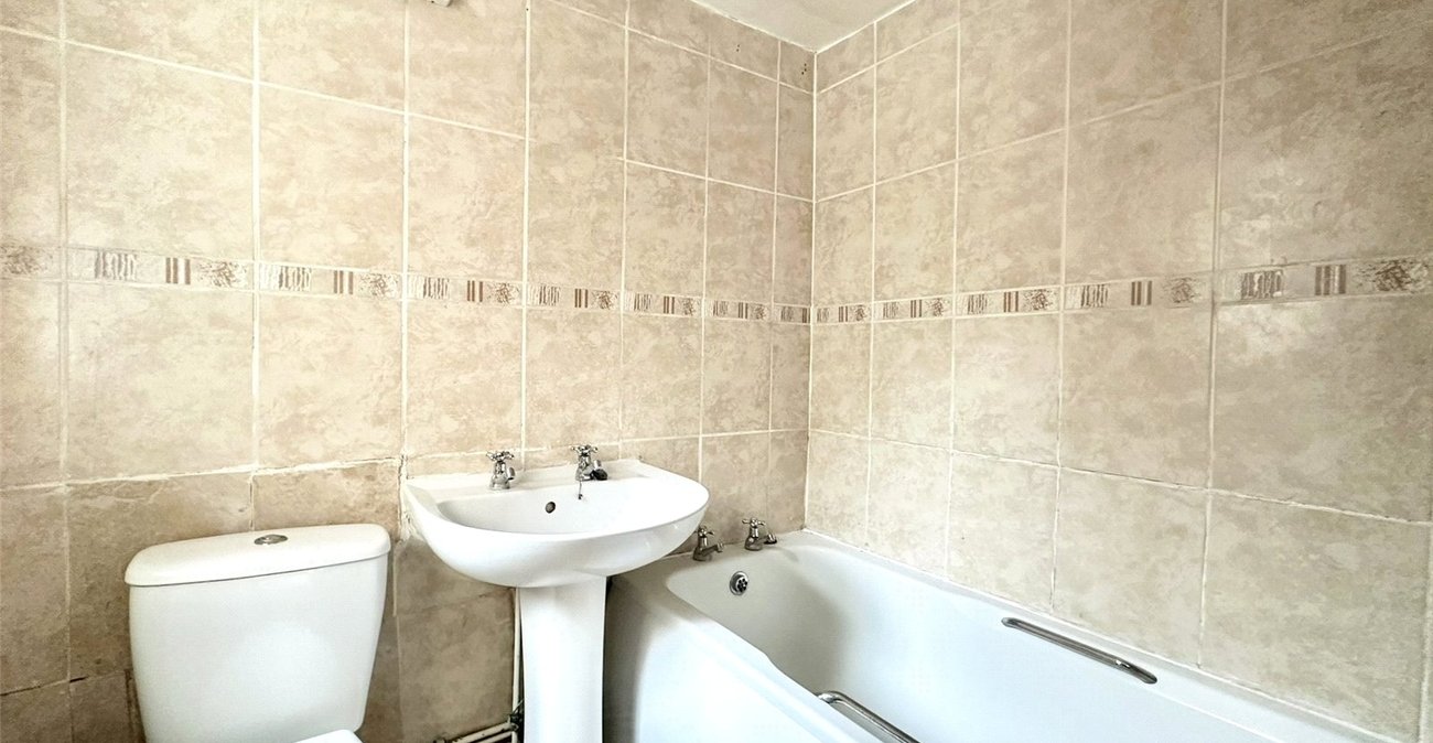 2 bedroom house to rent in Swanscombe | Robinson Michael & Jackson