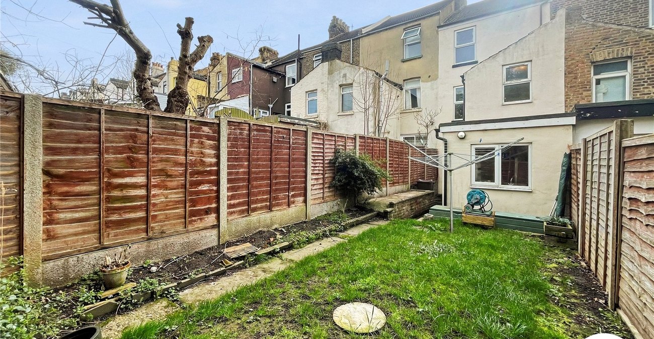 3 bedroom house to rent in Rochester | Robinson Michael & Jackson