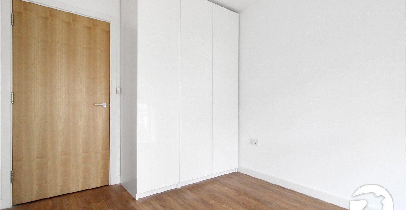 2 bedroom property to rent in Greenhithe | Robinson Michael & Jackson