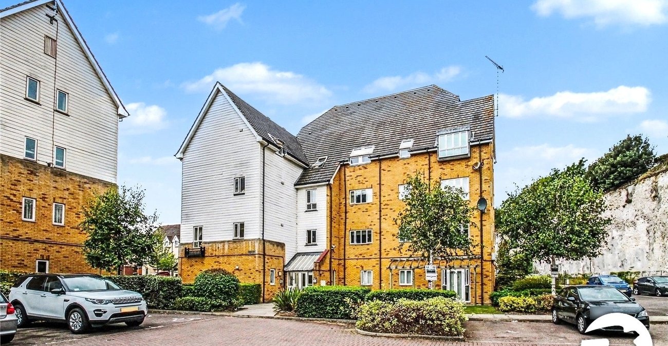 2 bedroom property to rent in Waterside | Robinson Michael & Jackson