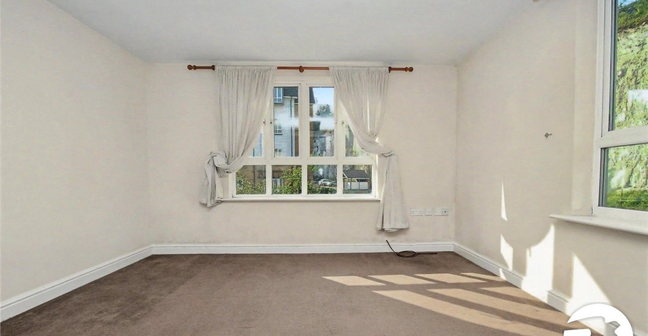 2 bedroom property to rent in Waterside | Robinson Michael & Jackson