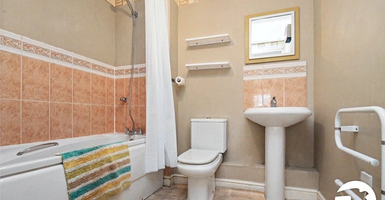 2 bedroom property to rent in Waterside | Robinson Michael & Jackson