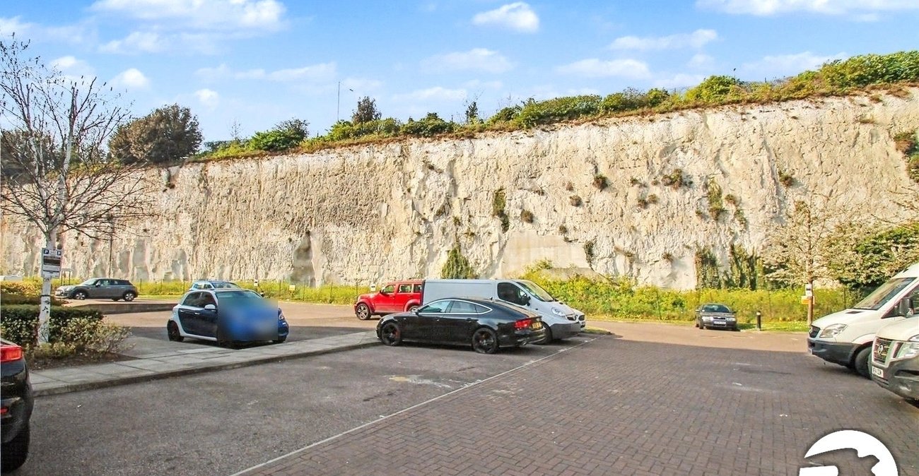 2 bedroom property to rent in Waterside | Robinson Michael & Jackson