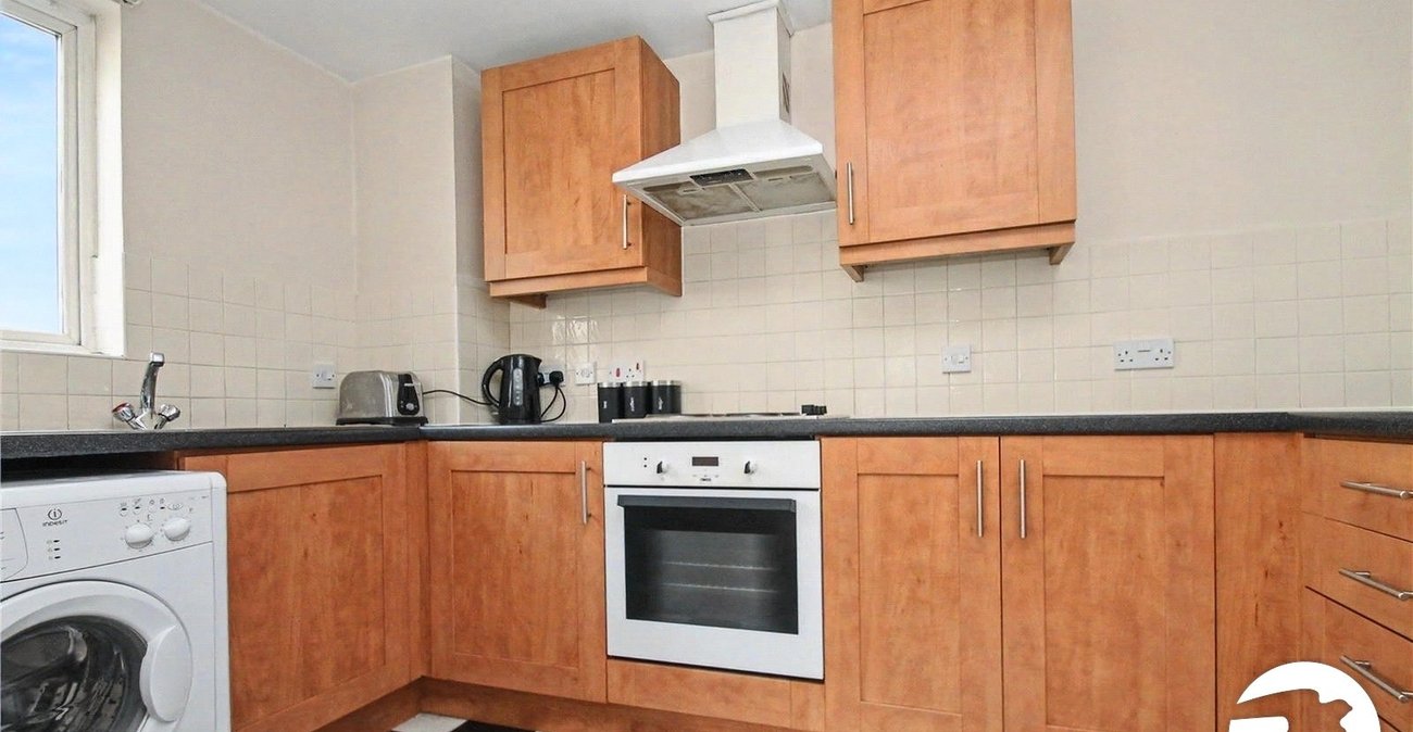 2 bedroom property to rent in Waterside | Robinson Michael & Jackson