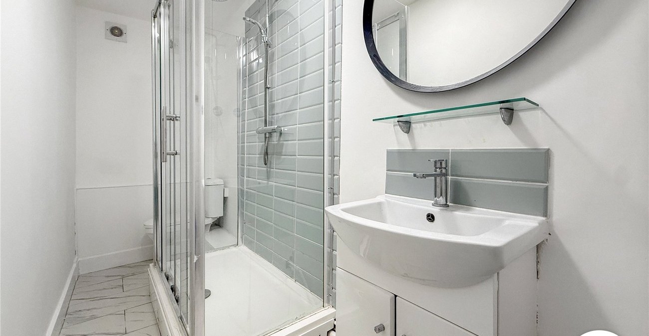 2 bedroom property to rent in London | Robinson Jackson