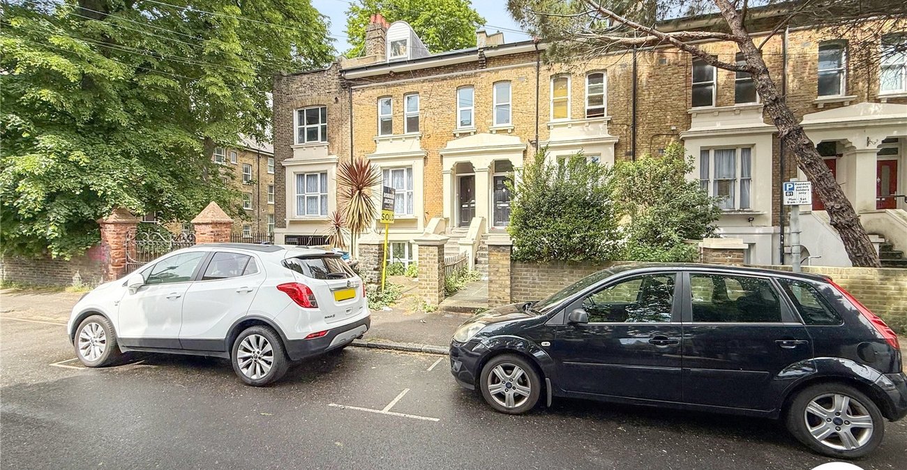 2 bedroom property to rent in London | Robinson Jackson