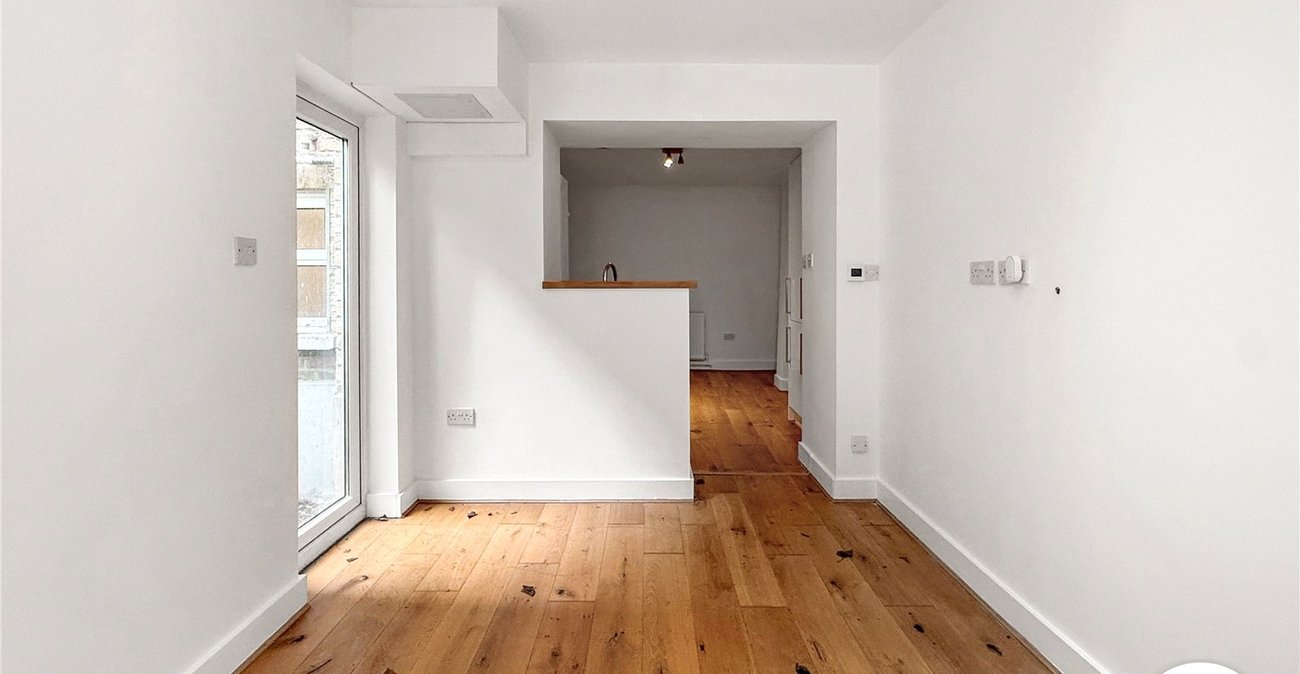 2 bedroom property to rent in London | Robinson Jackson