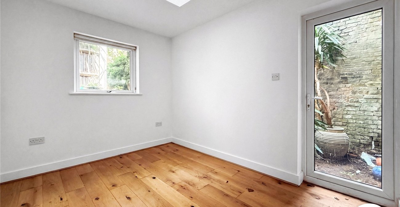 2 bedroom property to rent in London | Robinson Jackson