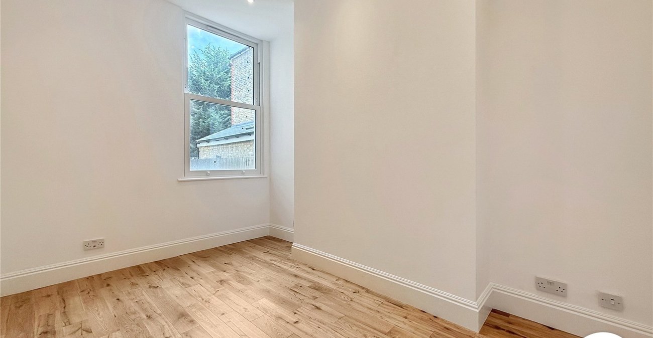 2 bedroom property to rent in London | Robinson Jackson