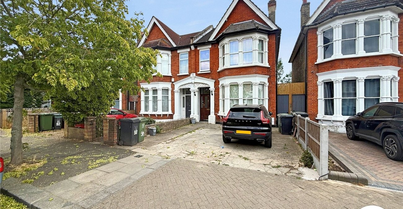 2 bedroom property to rent in London | Robinson Jackson