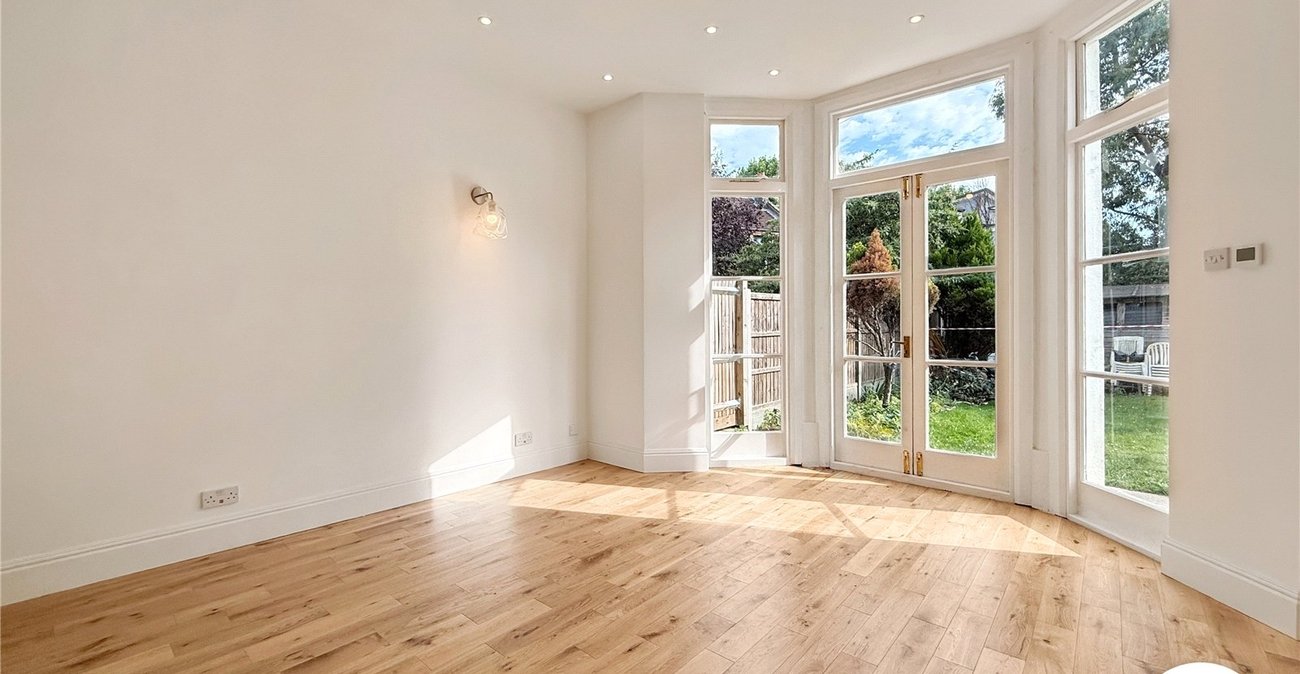 2 bedroom property to rent in London | Robinson Jackson