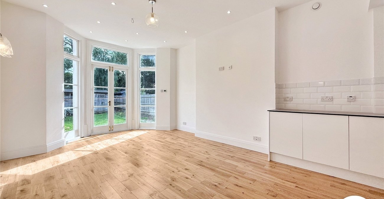 2 bedroom property to rent in London | Robinson Jackson
