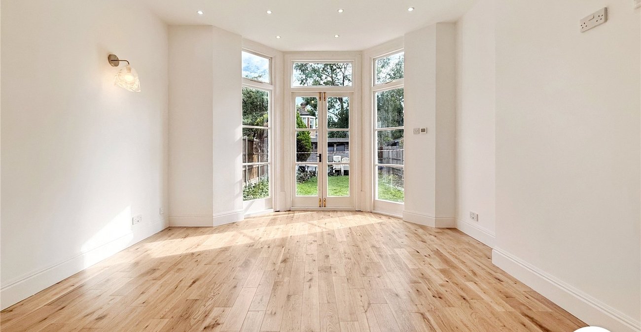 2 bedroom property to rent in London | Robinson Jackson