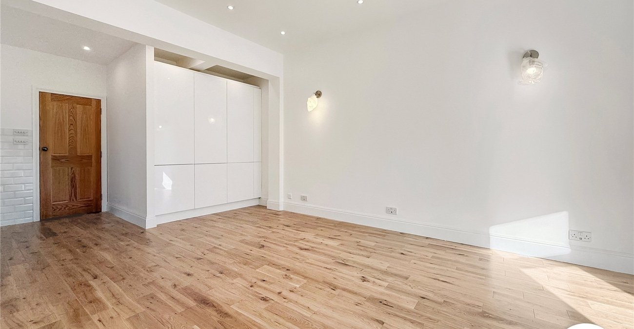 2 bedroom property to rent in London | Robinson Jackson