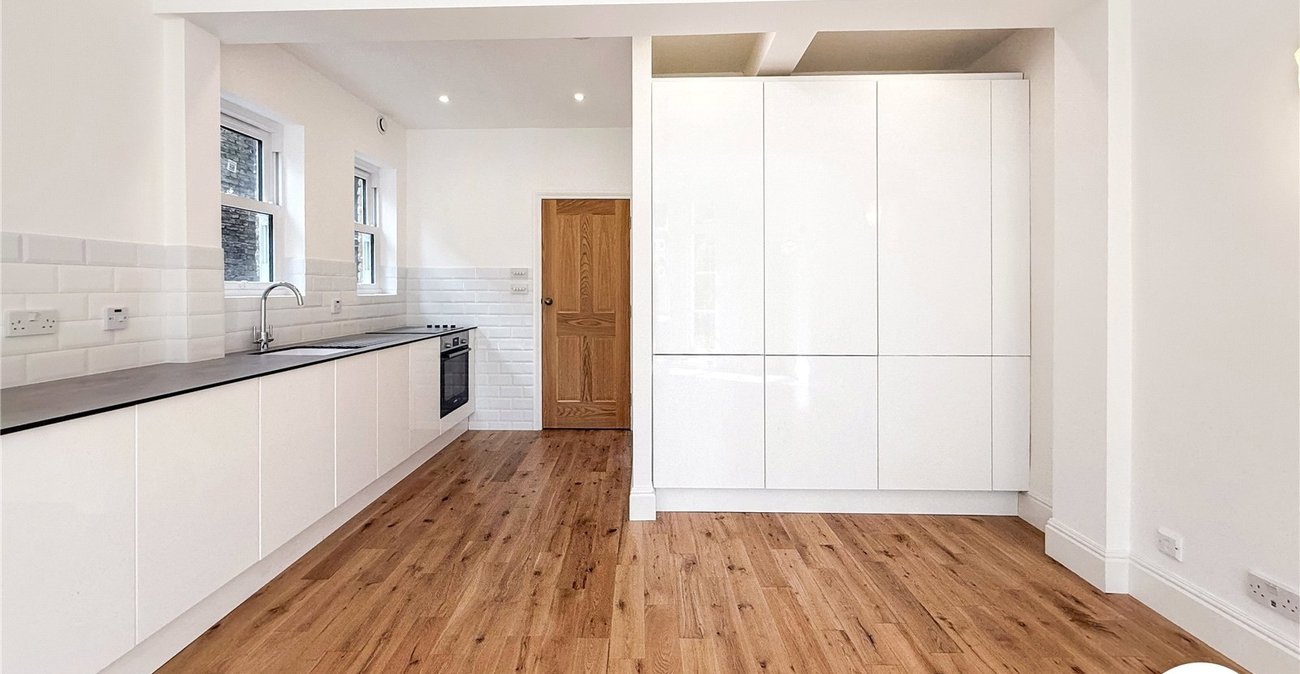 2 bedroom property to rent in London | Robinson Jackson