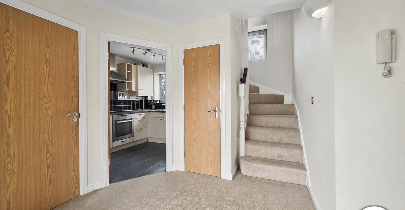 2 bedroom property to rent in London | Robinson Jackson