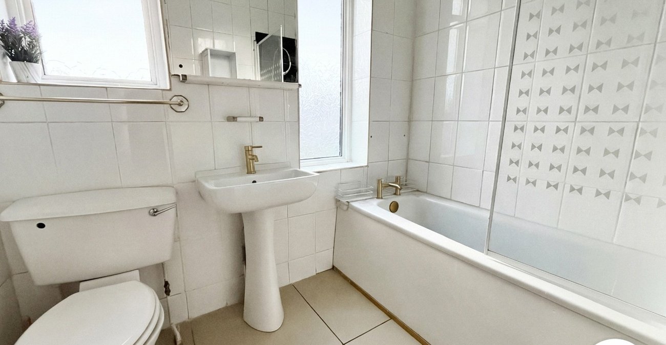 4 bedroom bungalow to rent in Bexley | Robinson Jackson