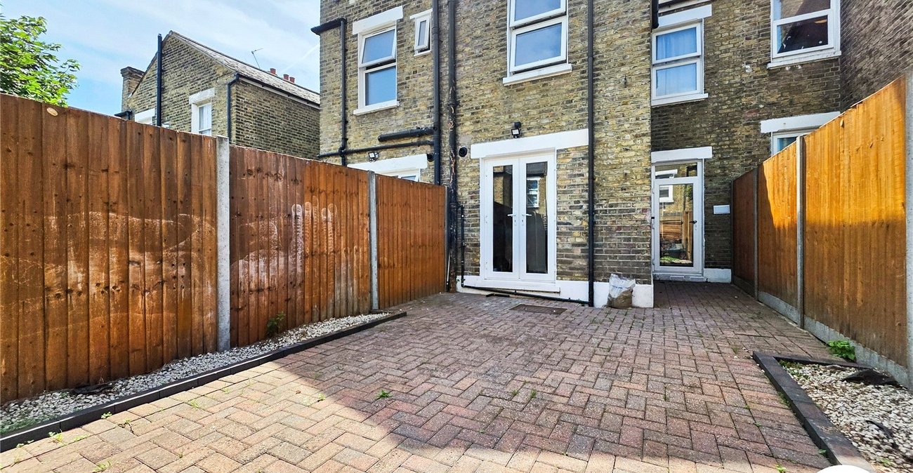 3 bedroom house to rent in London | Robinson Jackson