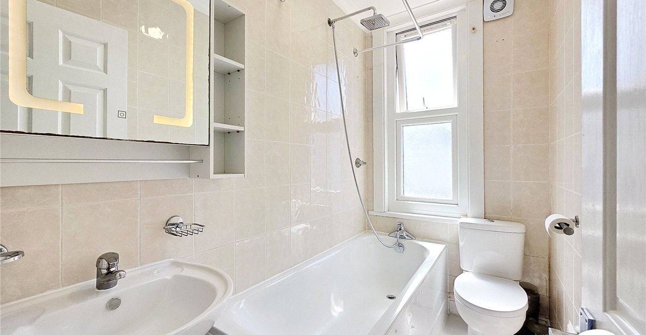 3 bedroom house to rent in London | Robinson Jackson