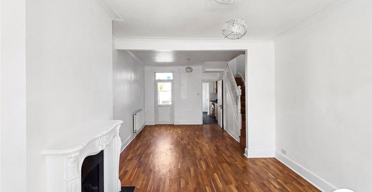 3 bedroom house to rent in London | Robinson Jackson