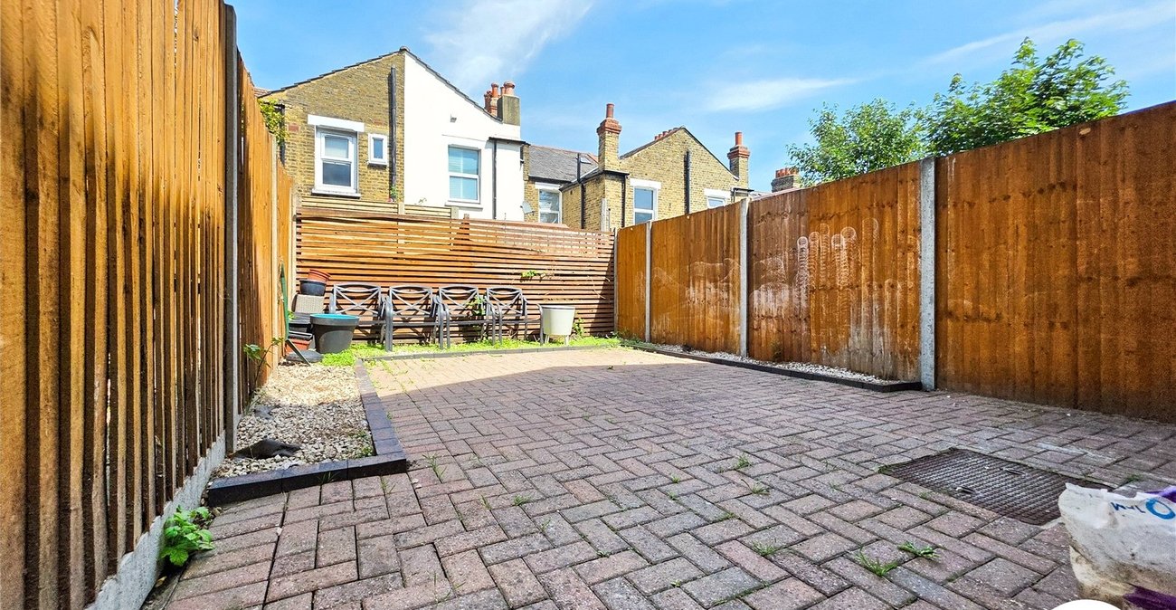 3 bedroom house to rent in London | Robinson Jackson