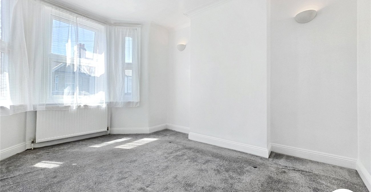 3 bedroom house to rent in London | Robinson Jackson
