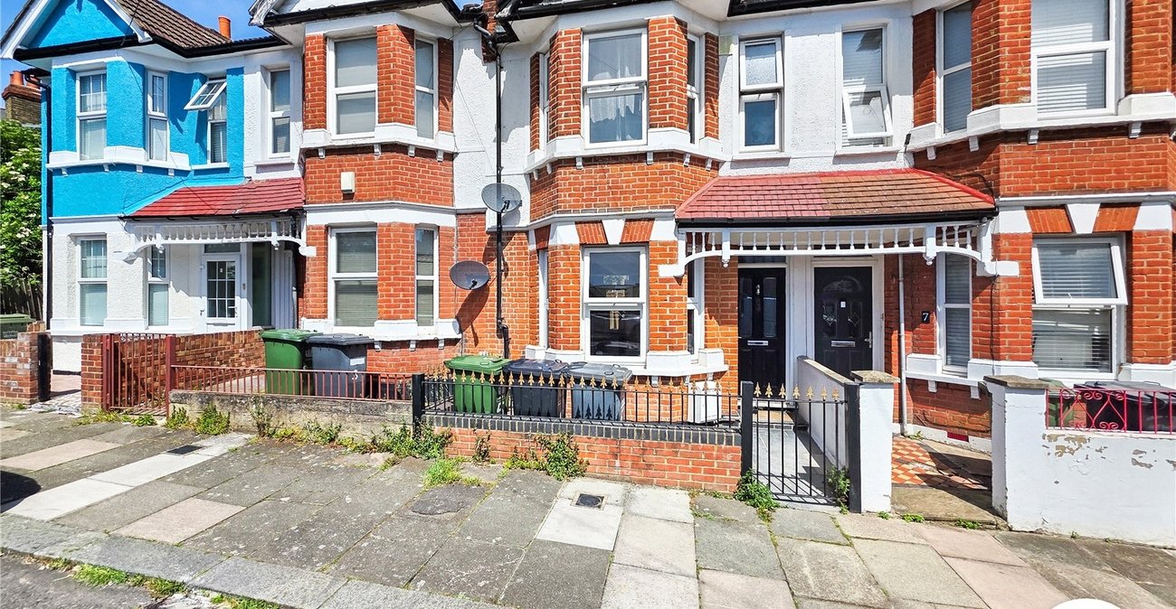 3 bedroom house to rent in London | Robinson Jackson