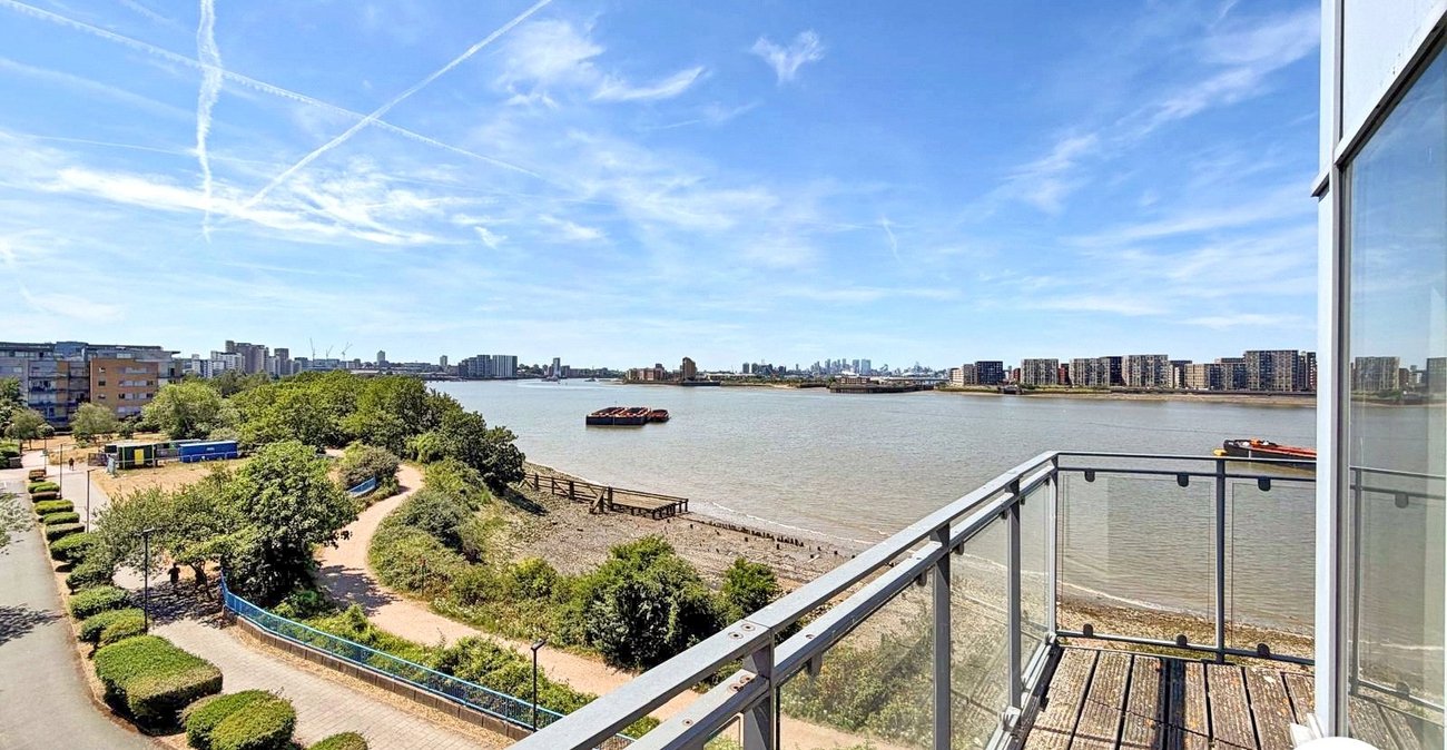 2 bedroom property to rent in London | 