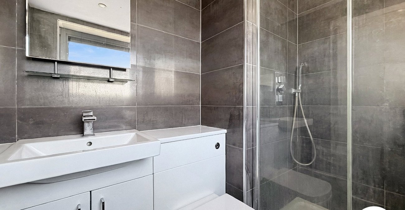 2 bedroom property to rent in London | 