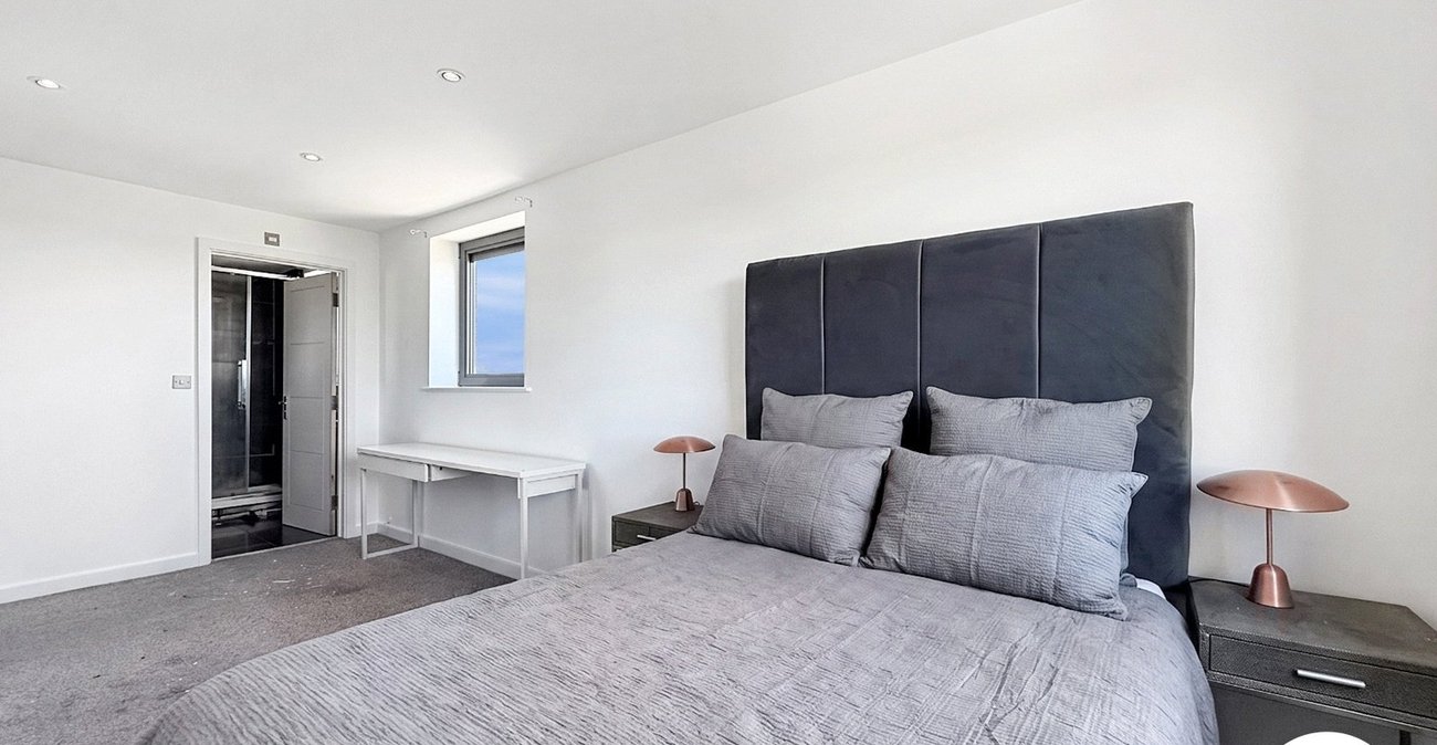 2 bedroom property to rent in London | 