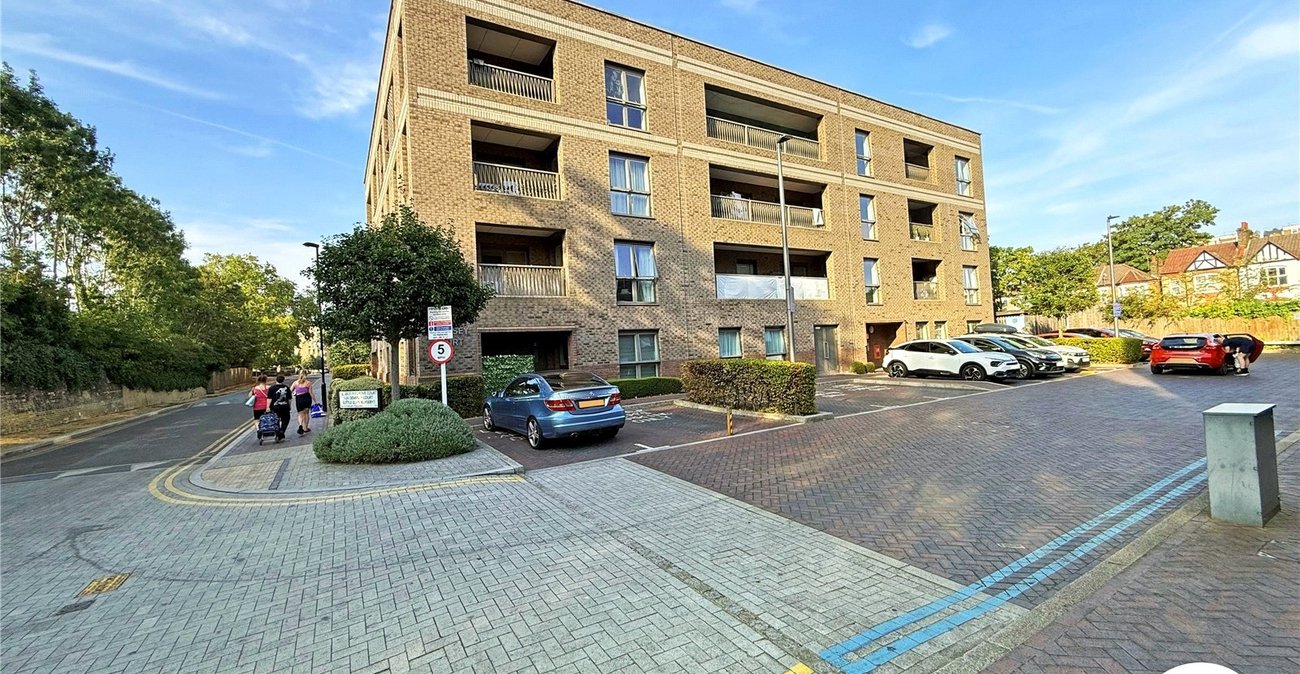 1 bedroom property to rent in Adenmore Road | Robinson Jackson