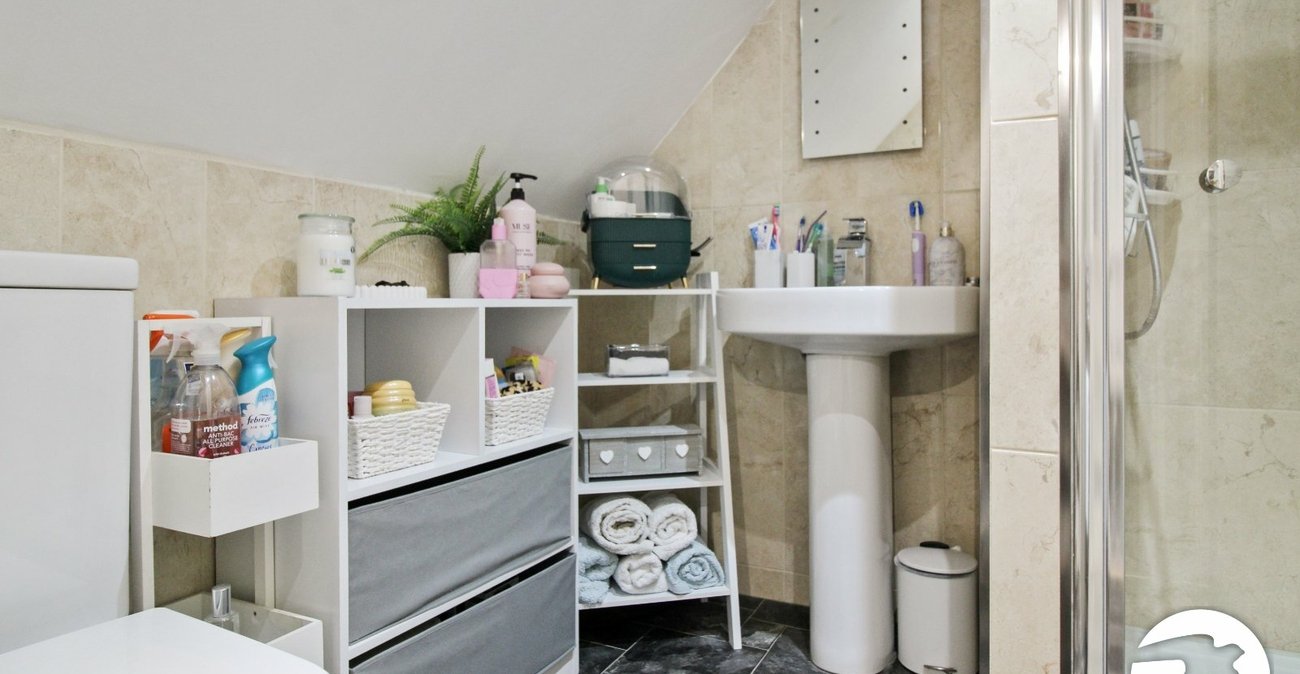 5 bedroom house to rent in Greenhithe | Robinson Michael & Jackson