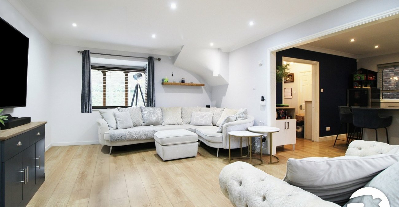 5 bedroom house to rent in Greenhithe | Robinson Michael & Jackson