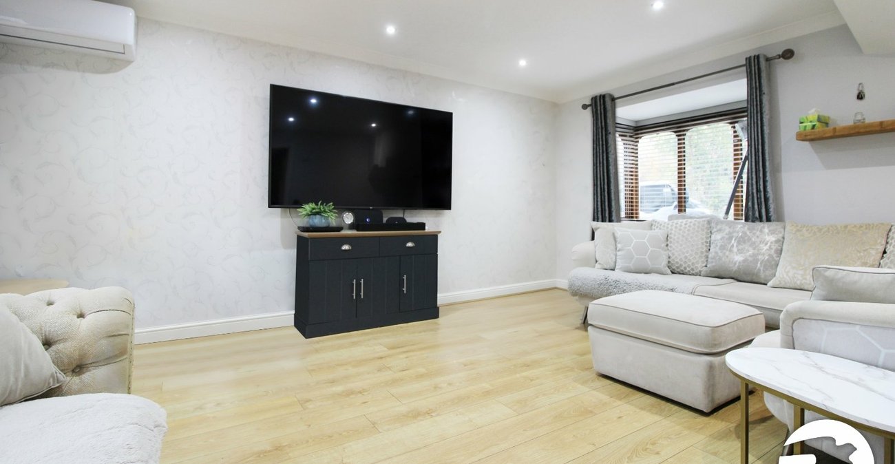 5 bedroom house to rent in Greenhithe | Robinson Michael & Jackson