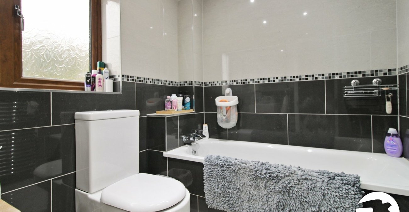 5 bedroom house to rent in Greenhithe | Robinson Michael & Jackson