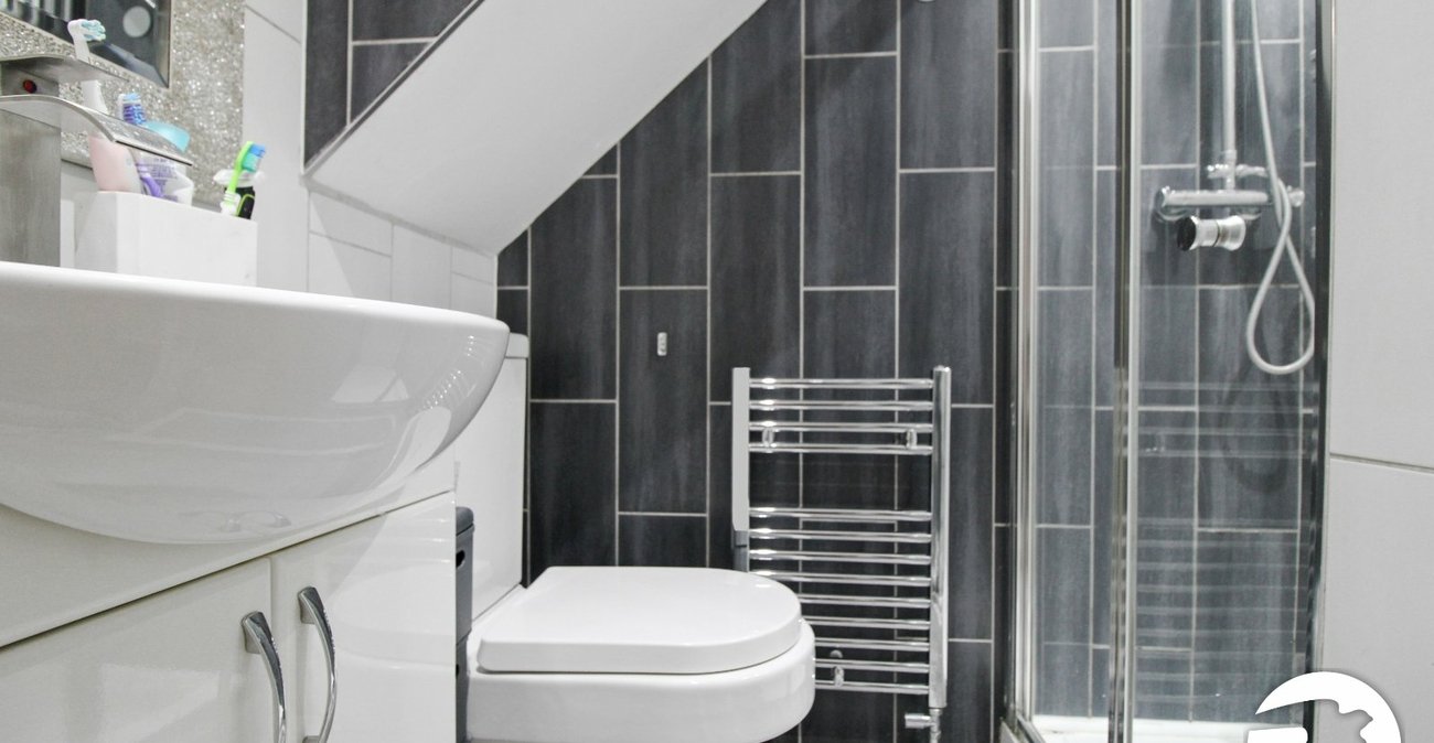 5 bedroom house to rent in Greenhithe | Robinson Michael & Jackson