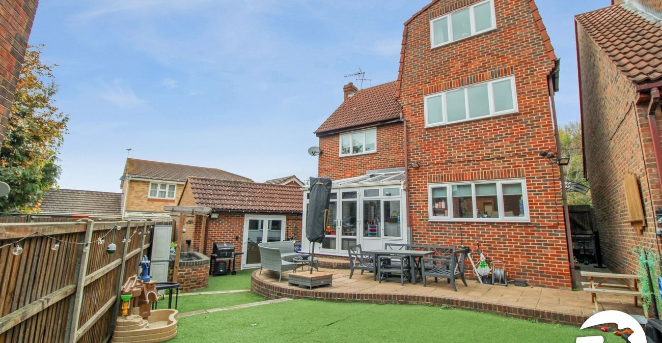 5 bedroom house to rent in Greenhithe | Robinson Michael & Jackson