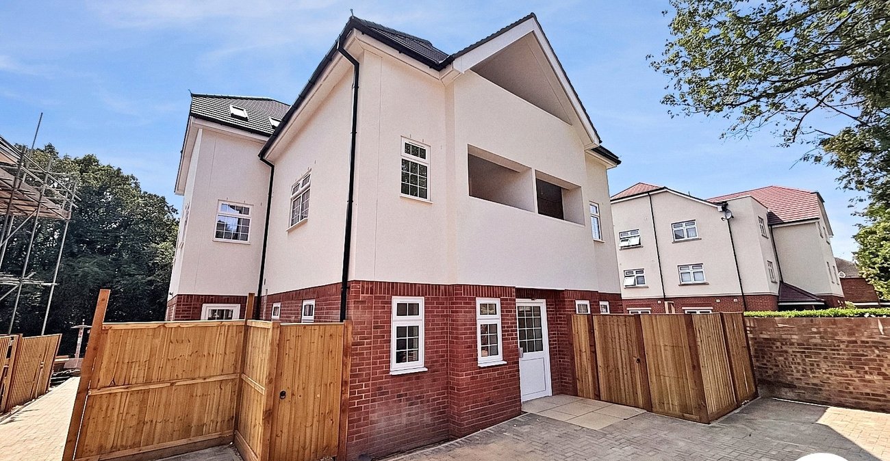 2 bedroom property to rent in London | 