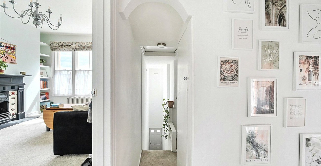 2 bedroom property to rent in London | Robinson Jackson