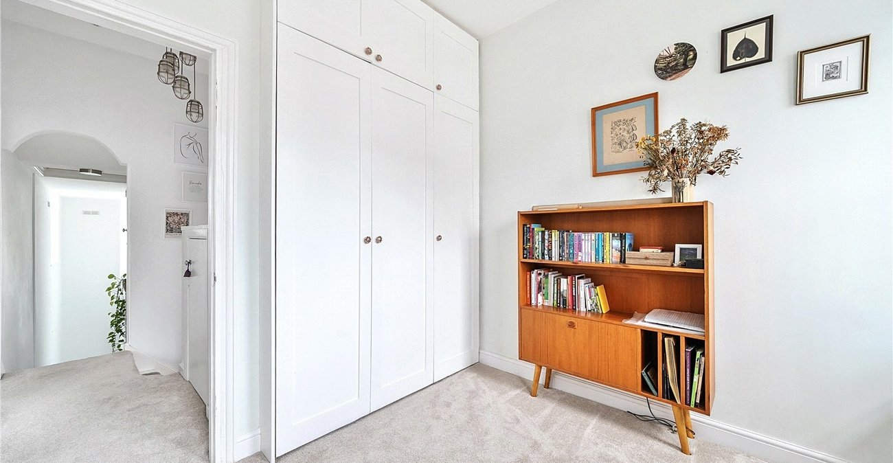 2 bedroom property to rent in London | Robinson Jackson