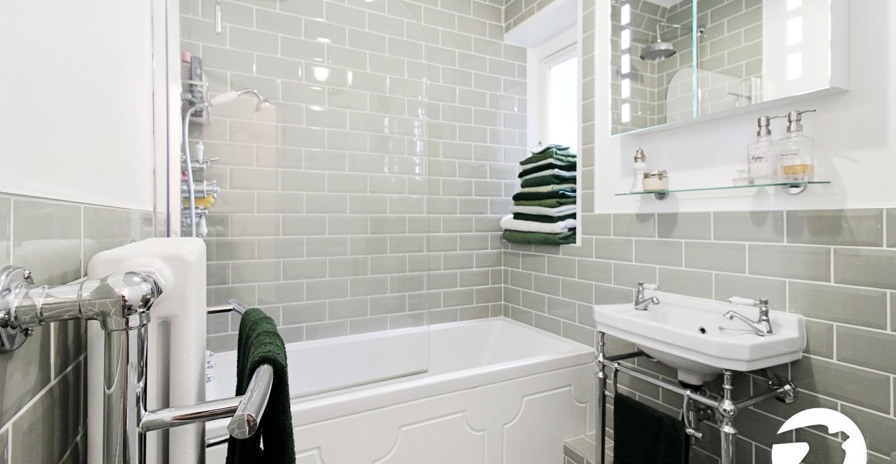 2 bedroom property to rent in London | Robinson Jackson