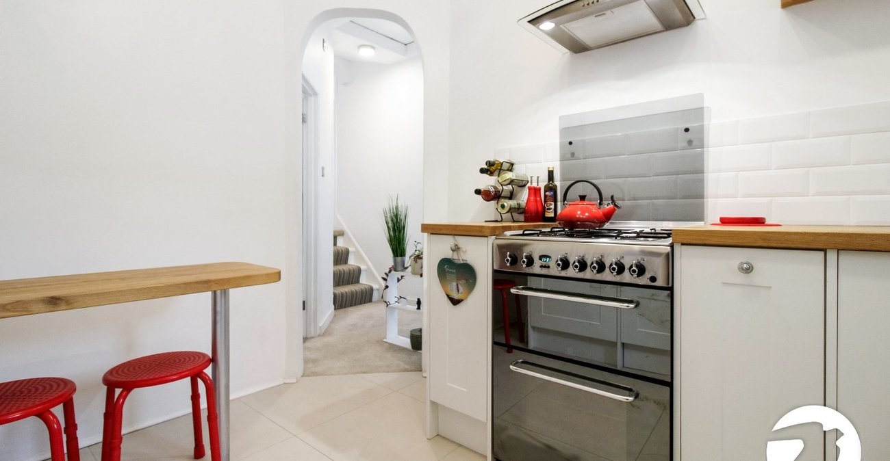 2 bedroom property to rent in London | Robinson Jackson