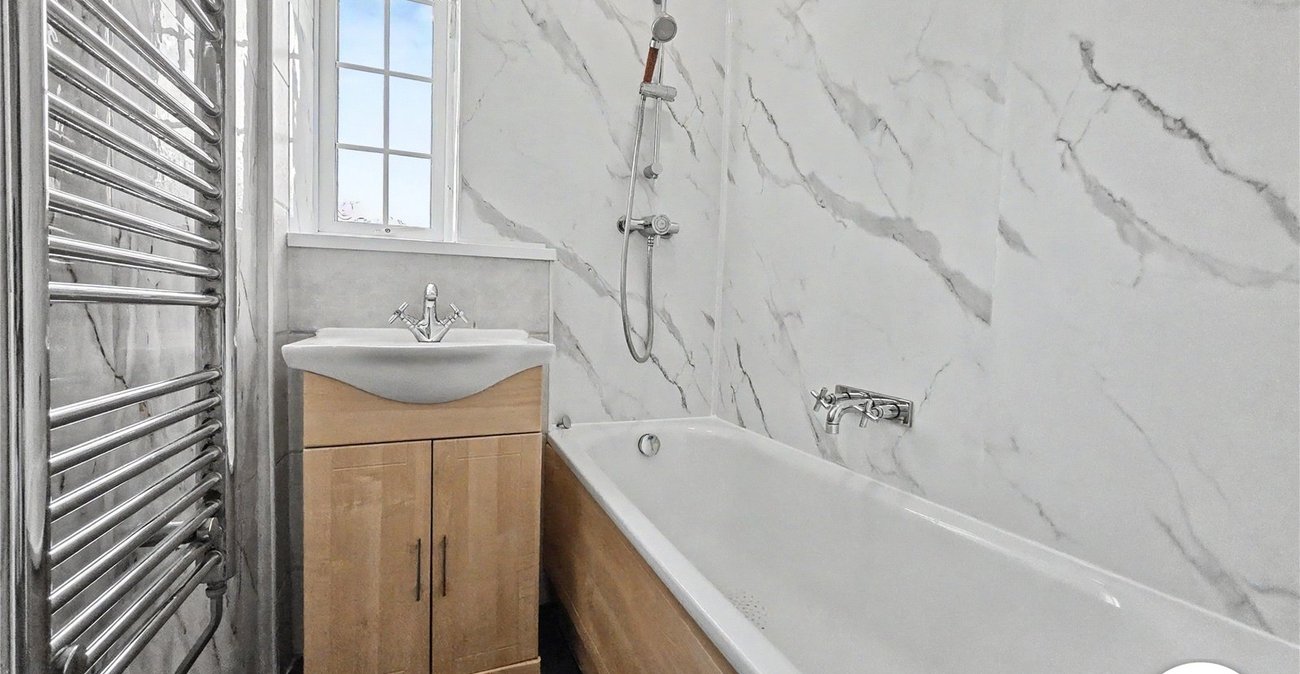 3 bedroom house to rent in London | Robinson Jackson