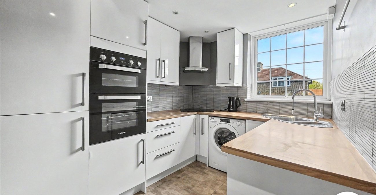 3 bedroom house to rent in London | Robinson Jackson