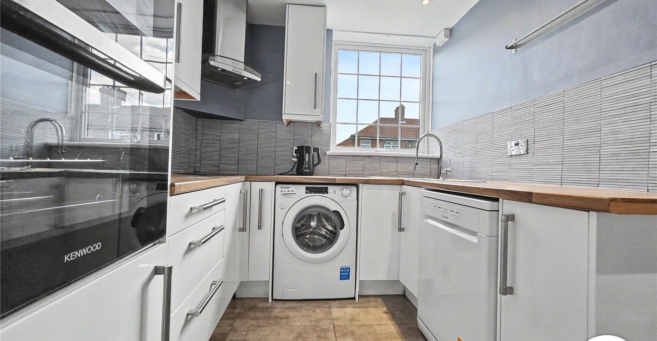 3 bedroom house to rent in London | Robinson Jackson