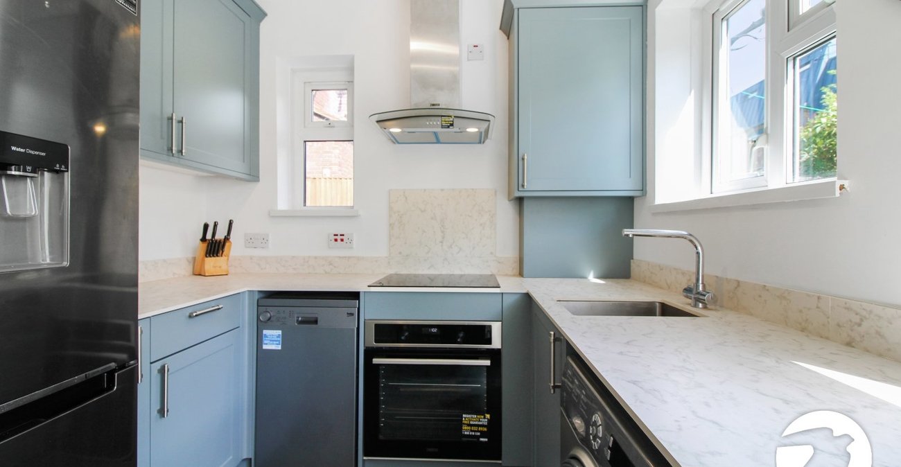 2 bedroom property to rent in London | Robinson Jackson
