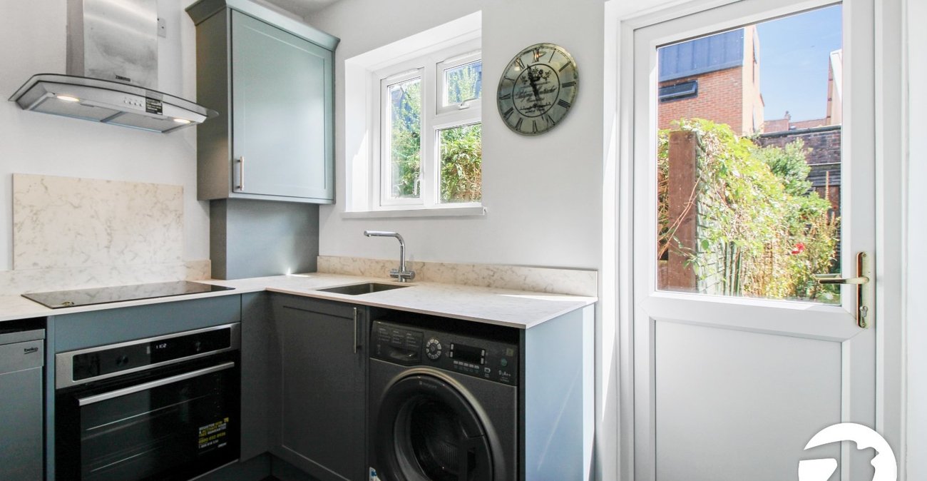 2 bedroom property to rent in London | Robinson Jackson